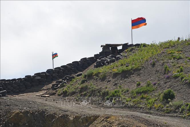 Armenia và Azerbaijan nhất trí ngừng giao tranh tại biên giới