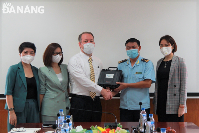 Hải quan Đà Nẵng tiếp nhận thiết bị phát hiện ma túy cầm tay