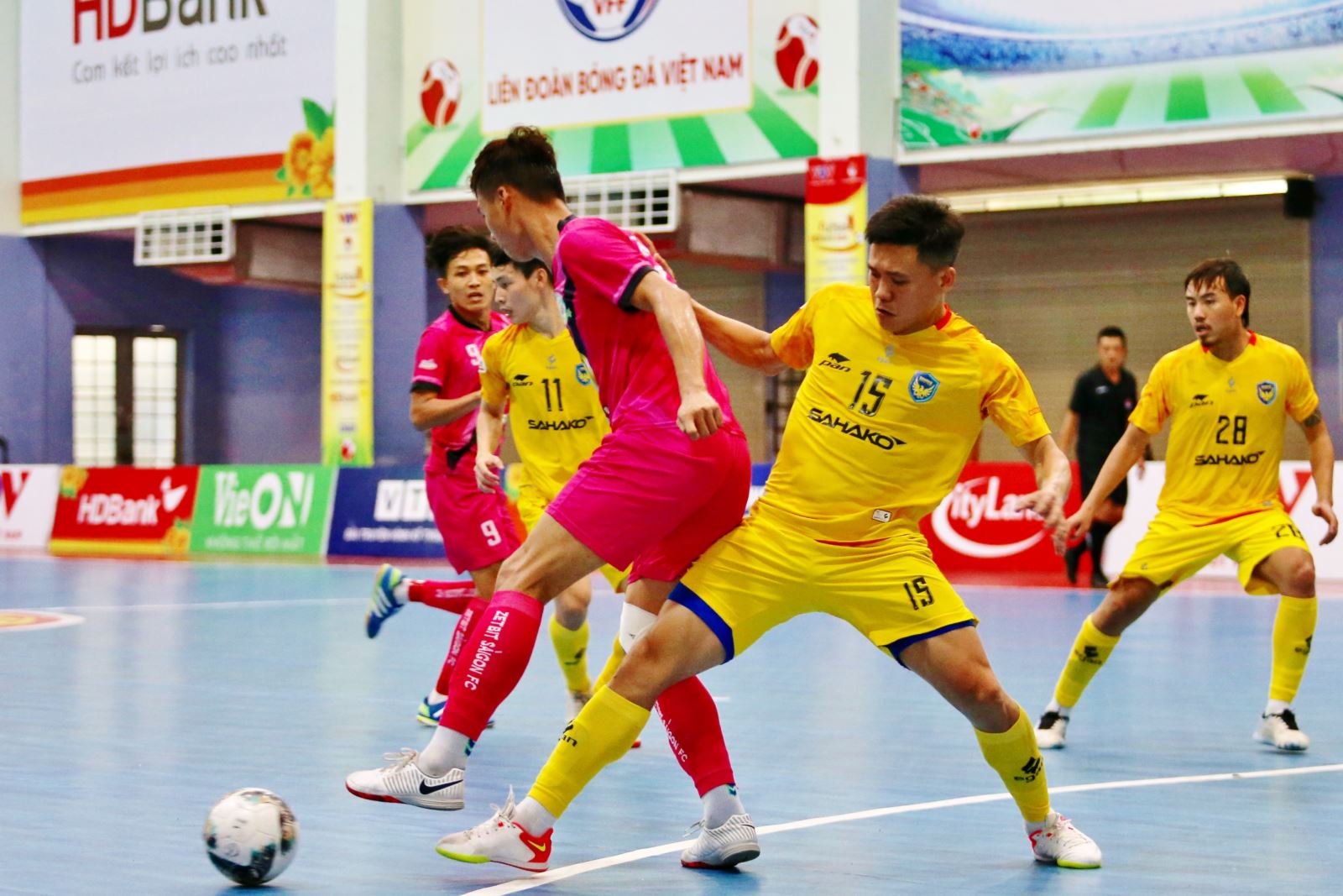 Kịch tính trận đá bù, Sahako FC vượt Zetbit Sài Gòn, giữ chắc vị trí thứ 2