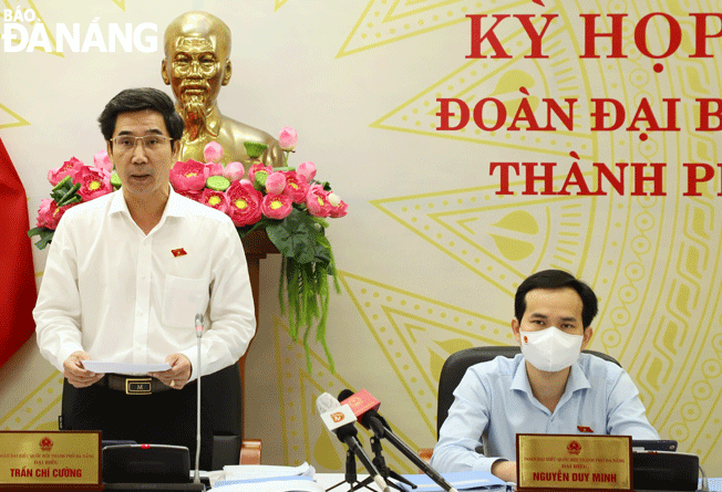 Phó trưởng đoàn chuyên trách đoàn đại biểu Quốc hội thành phố Trần Chí Cường (bên trái) phát biểu thảo luận tại điểm cầu thành phố Đà Nẵng. Ảnh: NGỌC PHÚ