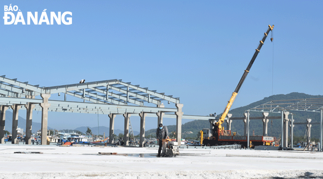 Cầu cảng số 2 và mái che sắp hoàn thành thi công đưa vào sử dụng, phục vụ nhu cầu cập cảng tăng cao vào cuối năm của ngư dân miền Trung. Ảnh: HOÀNG HIỆP
