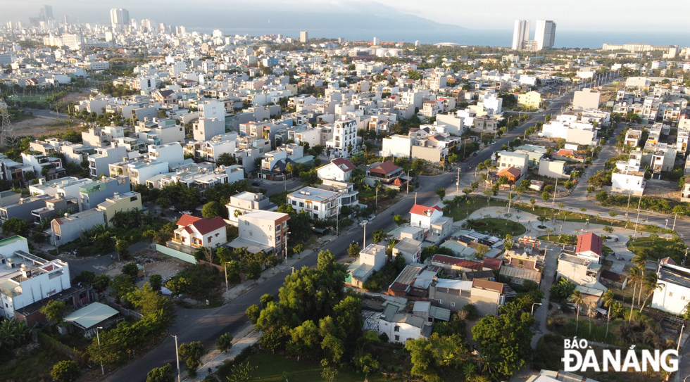 Da Nang recorded a maximum temperature of 38 degrees Celsius, with blue clouds and light sunshine, on October 31. Photo taken at the Xom Dong residential area, Khue My Ward, Ngu Hanh Son District.