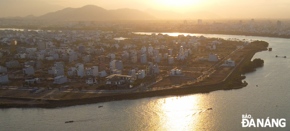 Romantic sunset moment seen on a section of Han River passing through Ngu Hanh Son and Cam Le districts.