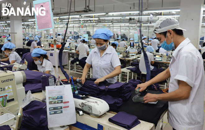 Da Nang will promote production and business activities from now until the end of this year to create growth momentum in 2022. Production activities are observed at the 29-3 Textiles and Garments Joint Stock Company. Photo: KHANH HOA