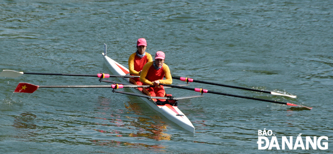 Thanks to the city’s preferential support policies, rower Pham Thi Hue (front) is completely assured of her future to dedicate herself to Da Nang’s boat racing sector