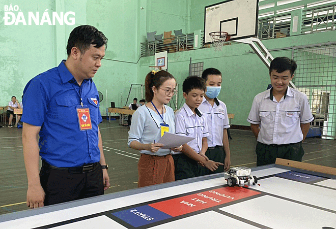 Senior high schools across Da Nang are boosting the training and application of information technology in teaching and learning activities. IN THE PHOTO: Local pupils taking part in the city-level Informatics Contest in April 2021. (Photo taken at the time when there were no Covid-19 cases). Photo: NGOC HA