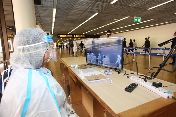 People walk pass a thermal screener at Don Mueang airport in Bangkok (Photo: https://www.bangkokpost.com/)