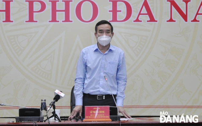 Chủ tịch UBND thành phố Lê Trung Chinh phát biểu chỉ đạo tại cuộc họp chiều 1-11. Ảnh: LÊ HÙNG