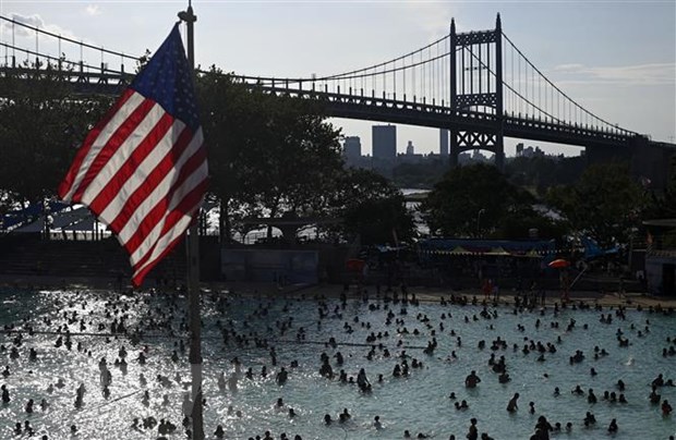 Người dân giải nhiệt tránh nóng tại một hồ nước ở New York, Mỹ. (Ảnh: AFP/TTXVN)