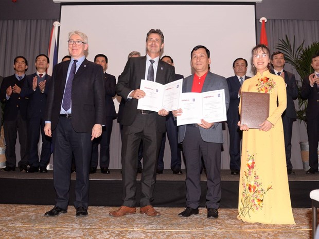 (Left to right) Rolls-Royce representatives, Vietjet Managing Director Dinh Viet Phuong (3rd) and Vietjet President & CEO Nguyen Thi Phuong Thao (4th) at the agreement signing event. (Photo: Vietjet)