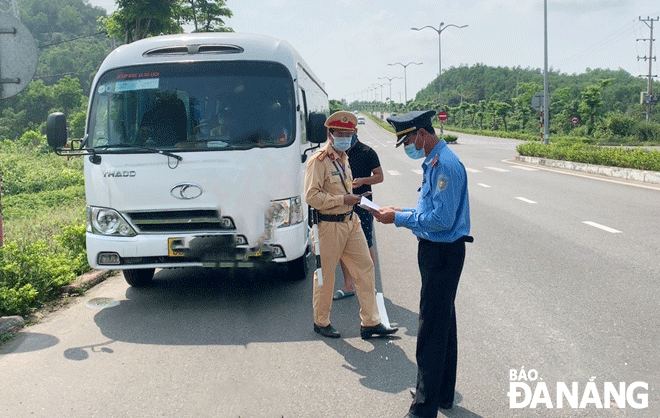 Functional forces inspect a vehicle on Hoang Van Thai Route , Lien Chieu District.(Photo taken in October, 2021). Photo: THANH LAN  