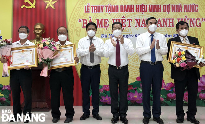 Authorized by the President of Viet Nam, Da Nang Party Committee Secretary Nguyen Van Quang (3rd, right), Party Committee Deputy Secretary Luong Nguyen Minh Triet (4th, right) and People's Committee Chairman Le Trung Chinh (2nd, right) awarding ‘Heroic Mother’ title to the relatives of the heroic Vietnamese mothers. Photo: NGOC DOAN