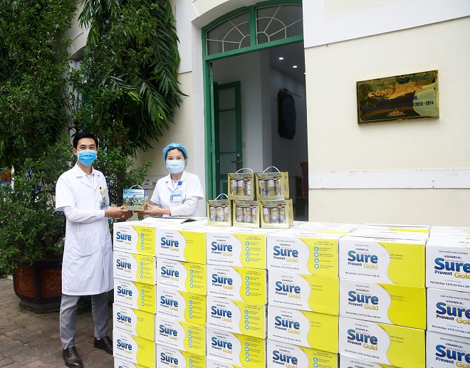 Các món quà sức khỏe cũng thay cho lời tri ân của nhãn hàng Sure Prevent Gold trân trọng gửi đến các y, bác sĩ tại Bệnh viện Đa khoa Hà Đông, thành phố Hà Nội. Ảnh: Công ty VNM cung cấp.