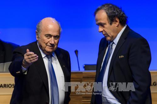 Cựu Chủ tịch FIFA Sepp Blatter (trái) và Chủ tịch UEFA Michel Platini Ảnh tư liệu: AFP/TTXVN