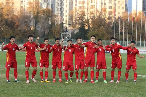 Vietnam under-23 players line up to celebrate their victory over Myanmar and ensure a place in the finals (Photo: Vietnam Football Federation)