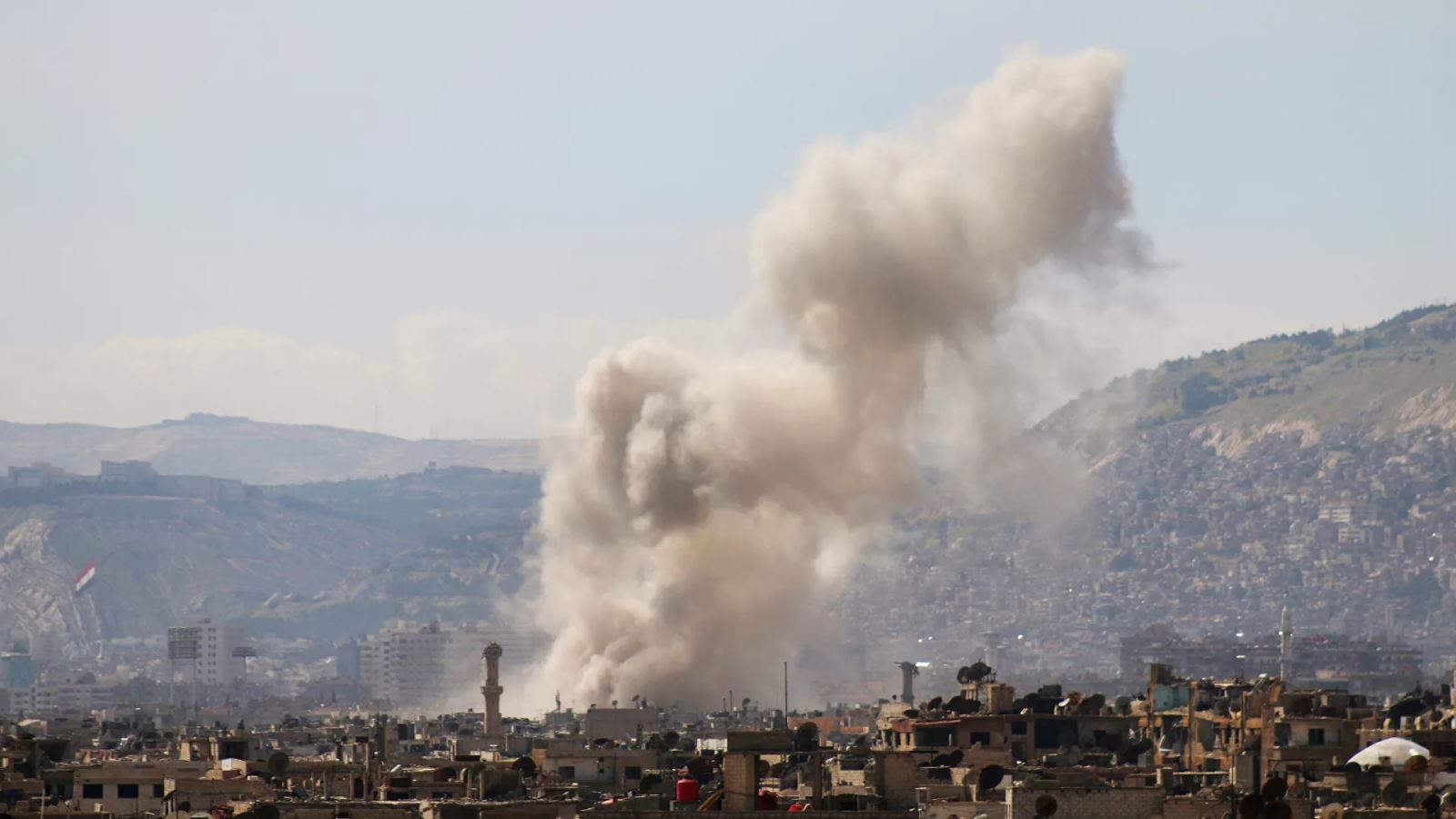 Khói bốc lên sau một cuộc không kích ở ngoại ô phía đông của thủ đô Damascus Syria. Ảnh: AFP