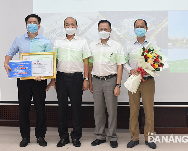 Vice Chairman of the Da Nang People's Committee Le Quang Nam (2nd, from left) and Secretary of Hai Chau District Party Committee Vu Quang Hung (2nd, from right) honour to the first prize winner- the Da Nang Urban Planning Institute.