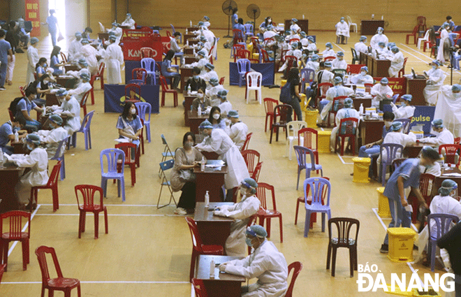 Senior high school students got vaccinated against COVID-19 at the Tien Son Sports Arena on Tuesday morning, November 2. Photo: NGOC HA