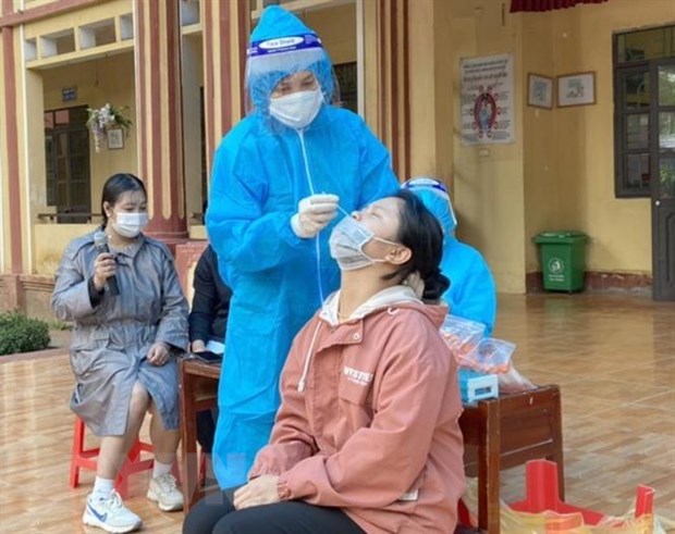 Trung tâm y tế huyện Yên Thế, Bắc Giang tiến hành lấy mẫu xét nghiệm COVID-19 cho người dân xã Hương Vĩ ngay trong đêm 1/11. (Ảnh: Đồng Thúy/TTXVN)