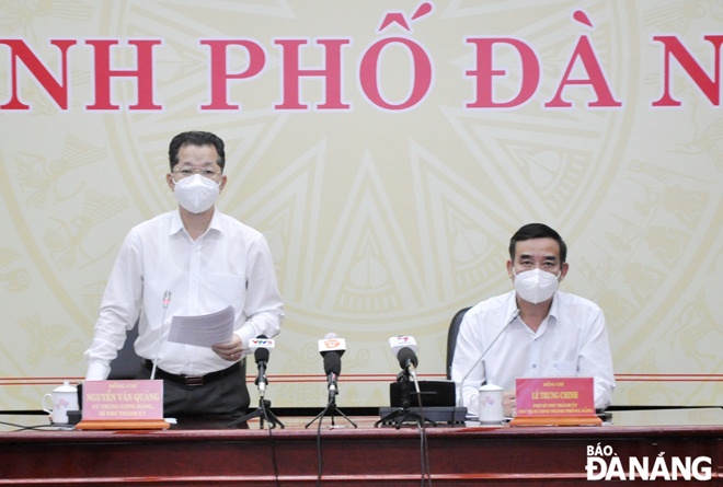 Bí thư Thành ủy Nguyễn Văn Quảng (bìa trái) và Chủ tịch UBND thành phố Lê Trung Chinh đồng chủ trì cuộc họp chiều 3-11. Ảnh: LÊ HÙNG