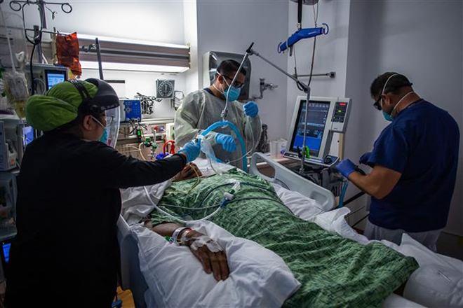 Điều trị cho bệnh nhân nhiễm Covid-19 tại bệnh viện ở Moskva. Ảnh: AFP/TTXVN