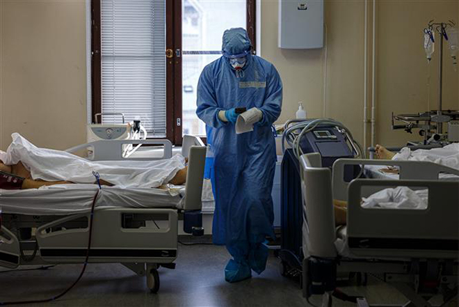 Nhân viên y tế điều trị cho bệnh nhân Covid-19 tại bệnh viện ở Moskva, Nga, ngày 20-10-2021. Ảnh: AFP/ TTXVN