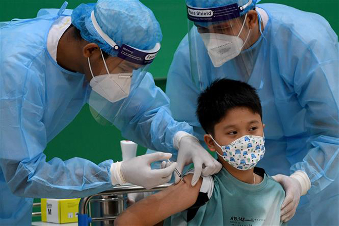Nhân viên y tế tiêm vaccine ngừa Covid-19 cho trẻ em tại Phnom Penh, Campuchia. Ảnh: AFP/TTXVN