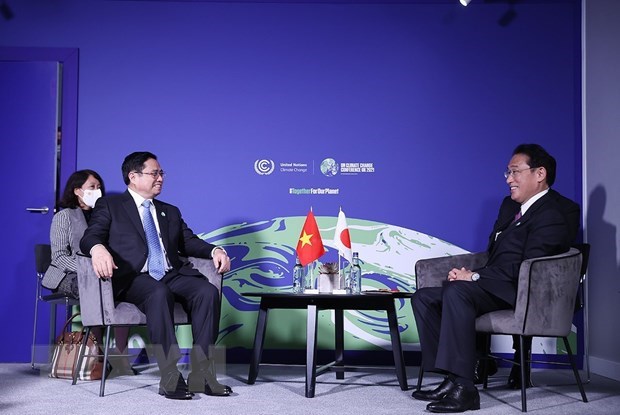 Vietnamese Prime Minister Pham Minh Chinh (left) and Japanese PM Fumio Kishida. (Photo: VNA)