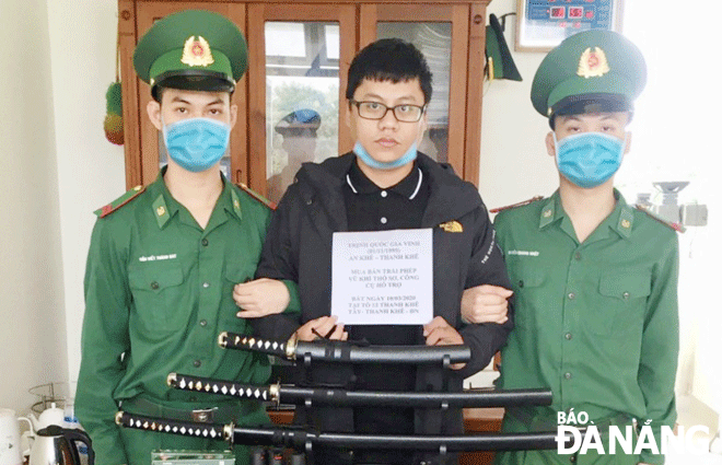 Lực lượng trinh sát Phòng chống ma túy và tội phạm thuộc Đồn Biên phòng Phú Lộc bắt đối tượng tàng trữ vũ khí trái phép. (Ảnh chụp thời điểm không có Covid-19)Ảnh: HỒNG QUANG