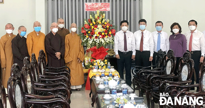 Da Nang Party Committee Deputy Secretary Luong Nguyen Minh Triet (5th right) and some of the city’s leaders extending congratulations to the Executive Board of the Da Nang Buddhist Sangha on the occasion of the 40th founding anniversary of the Viet Nam Buddhist Sangha