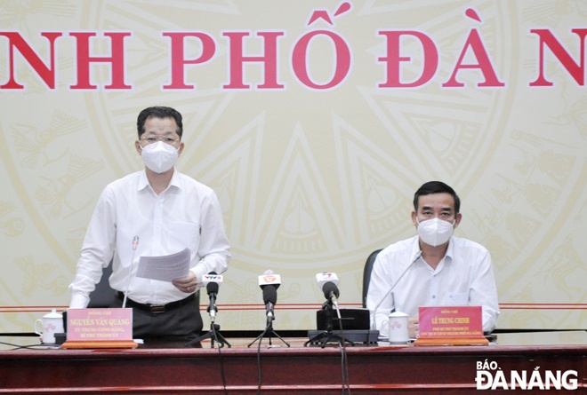 Secretary Quang (left, first) and Municipal Peoples Committee Chairman Le Trung Chinh co-chaired the meeting of the municipal Steering Committee for COVID-19 Prevention and Control on the afternoon of November 3. Photo: LE HUNG