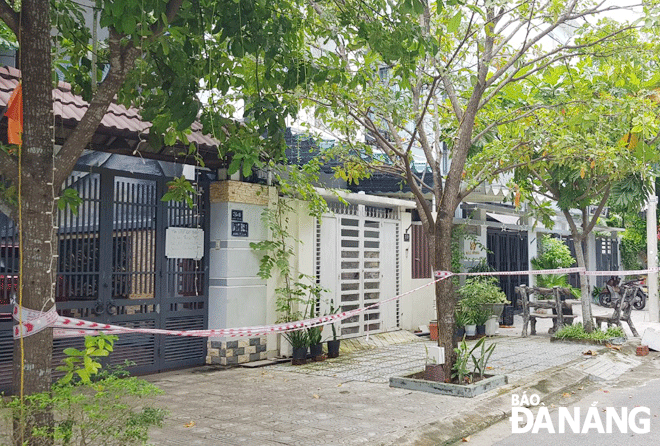 A residential area in Duong ​​​​Tu Giang Street in Khue My Ward, Ngu Hanh Son District is put under complete lockdown no entry, no exit until the situation improves after a COVID-19 case in the community was detected due to the breaches of home isolation rules. Photo: PHAN CHUNG