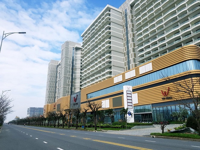 VV Mall quy tụ nhiều thương hiệu cao cấp hàng đầu thế giới, trung tâm mua sắm miễn thuế trong lòng thành phố đầu tiên của Việt Nam, đáp ứng đầy đủ các nhu cầu về ẩm thực, đi lại, mua sắm của cư dân Regal Victoria. 