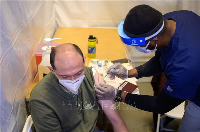 Nhân viên y tế tiêm vaccine phòng COVID-19 cho người dân tại New York, Mỹ. Ảnh: AFP/TTXVN