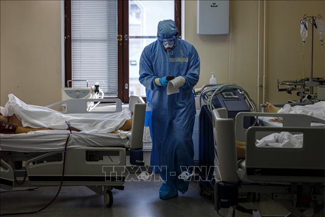 Nhân viên y tế điều trị cho bệnh nhân COVID-19 tại bệnh viện ở Moskva, Nga, ngày 20/10/2021. Ảnh: AFP/TTXVN