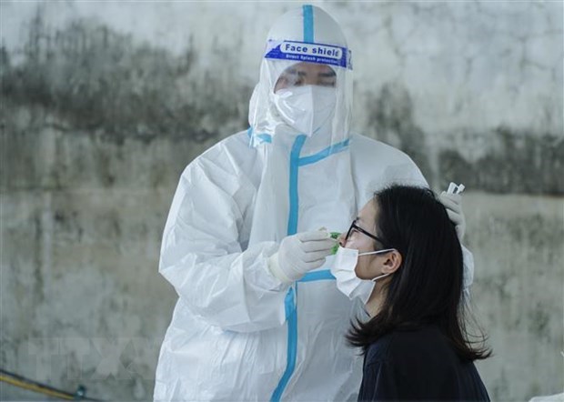 Collecting a sample for COVID-19 testing in Dien Bien province (Source: VNA)