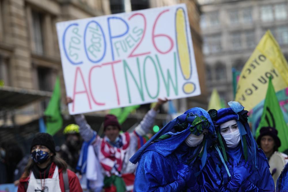 Các cuộc tuần hành diễn ra ở Glasgow (Scotland, Vương quốc Anh) kêu gọi các nhà lãnh đạo dự hội nghị lần thứ 26 các bên tham gia Công ước khung của Liên Hợp Quốc về biến đổi khí hậu (COP26) hành động ngay để chống lại sự biến đổi khí hậu. Ảnh: AP	