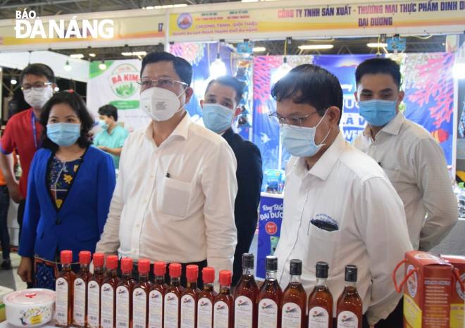 Vice Chairman of the Da Nang People's Committee Tran Phuoc Son visiting some booths at the event