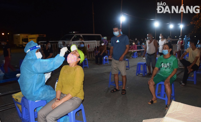 About 1,640 seafood traders and labourers at the Tho Quang Fishing Wharf have their nasal swab samples taken