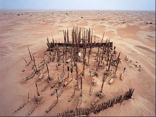 Người Tarim sống trên sa mạc chôn cất người chết trong quan tài hình chiếc thuyền, dùng mái chèo làm vật đánh dấu mộ.