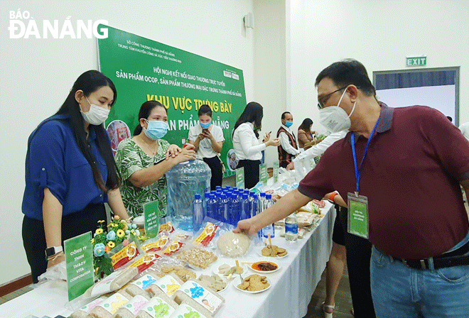 Bich Chi fish cakes are on display for sales at programme  highlighting OCOP products made in Da Nang and the provinces of Phu Yen and Kon Tum at the Da Nang Exhibition and Fair Centre, October 22, 2021, Photo: QUYNH TRANG