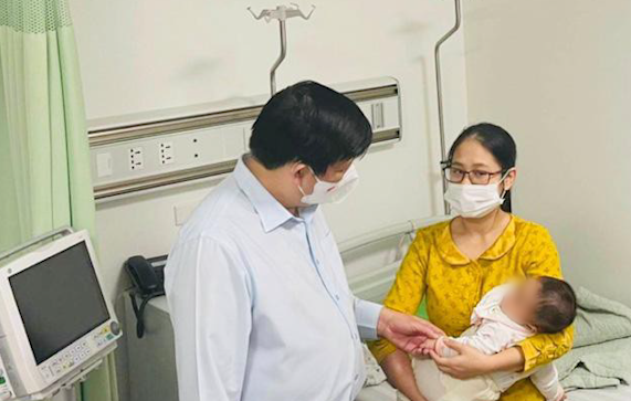 Minister of Health Nguyen Thanh Long on November 4 visits the children at Saint Paul Hospital in Hà Nội. — Photo from the Ministry of Health