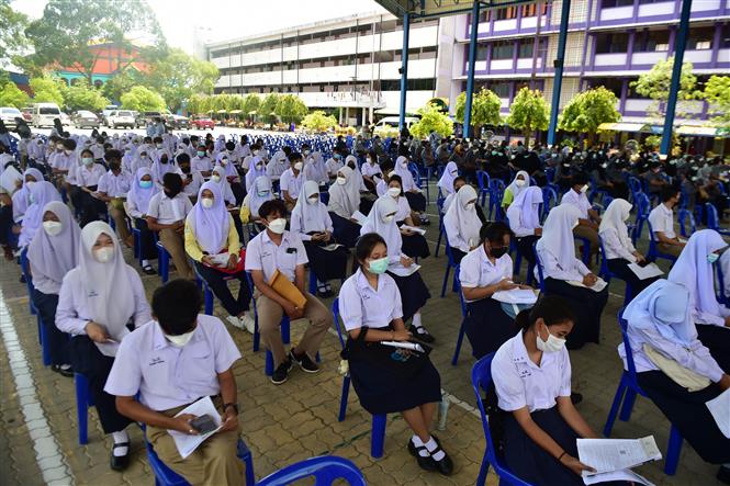 Tiêm vaccine ngừa COVID-19 cho học sinh tại một trường học ở tỉnh Narathiwat, Thái Lan, ngày 15/10/2021. Ảnh: AFP/TTXVN