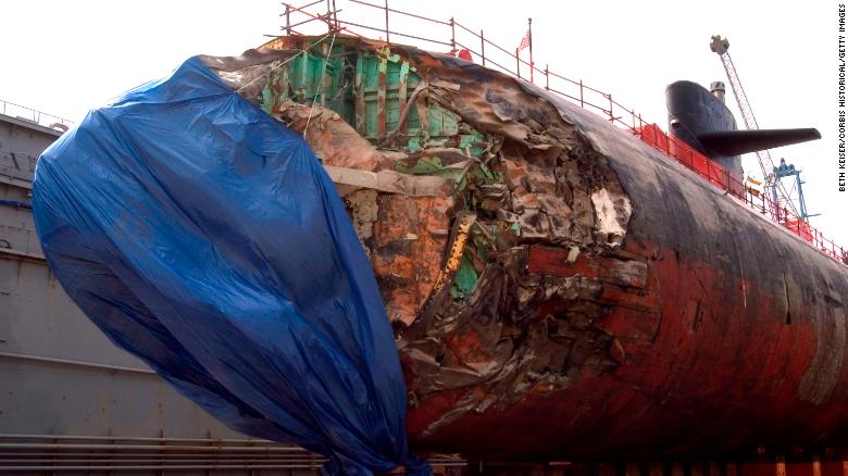 Tàu ngầm tấn công USS San Francisco hư hỏng sau khi mắc cạn ngày 8/1/2005. Ảnh: Getty Images