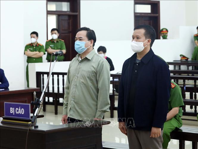 Bị cáo Phan Văn Anh Vũ (bên trái) bị tòa tuyên án 7 năm 6 tháng tù và bị cáo Hồ Hữu Hòa bị tòa tuyên án 2 năm, 7 tháng, 25 ngày tù (bằng thời gian tạm giam đến ngày Tòa tuyên án). Ảnh: Phạm Kiên/TTXVN
