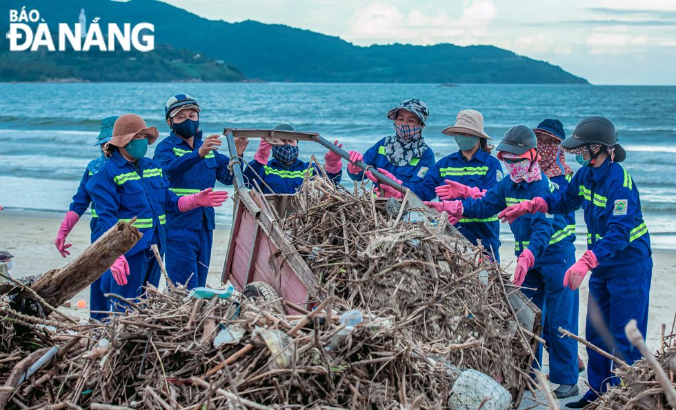 The huge amount of garbage on beaches makes sanitation workers work non-stop