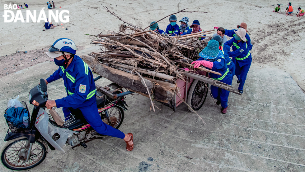 Many specialized vehicles are used to transport piles of quite heavy garbage