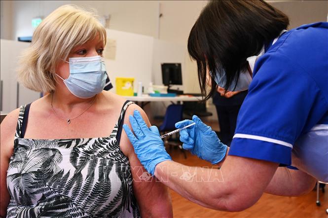 Nhân viên y tế tiêm vaccine ngừa COVID-19 cho người dân tại Derby, Anh. Ảnh: AFP/TTXVN