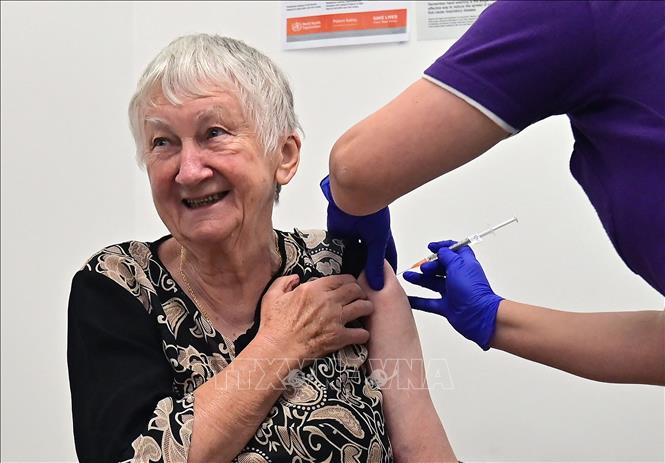 Nhân viên y tế tiêm vaccine ngừa COVID-19 tại Sydney, Australia. Ảnh: AFP/TTXVN