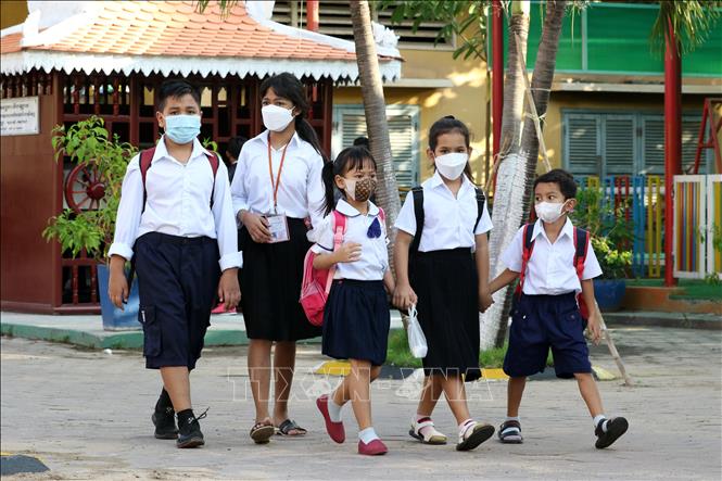 Học sinh đeo khẩu trang phòng COVID-19 khi tới trường tại Phnom Penh, Campuchia, ngày 1/11/2021. Ảnh: THX/TTXVN